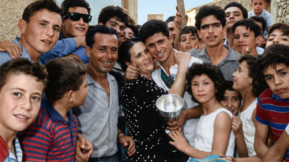 José Bisbal, abrazado a su madre cuando trajo a Almería la copa de campeón de España