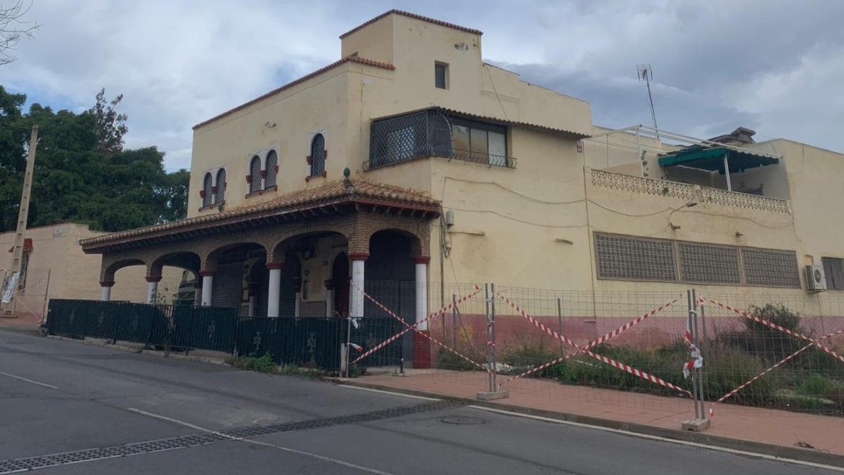 Fachada principal del inmueble en el que se encontraba el histórico mesón.