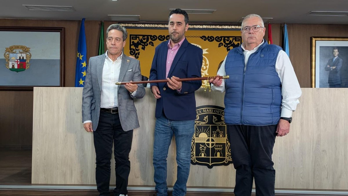 El edil de Vox (izquierda), José Antonio Alonso, el alcalde Álvaro Ramos y el ahora concejal Pedro Zamora (PP) en la investidura días atrás.