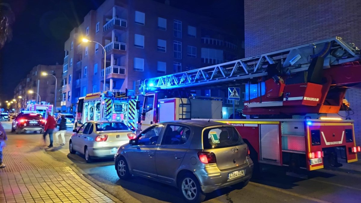 Bomberos, Policía Nacional y sanitarios se han desplazado al lugar del suceso.