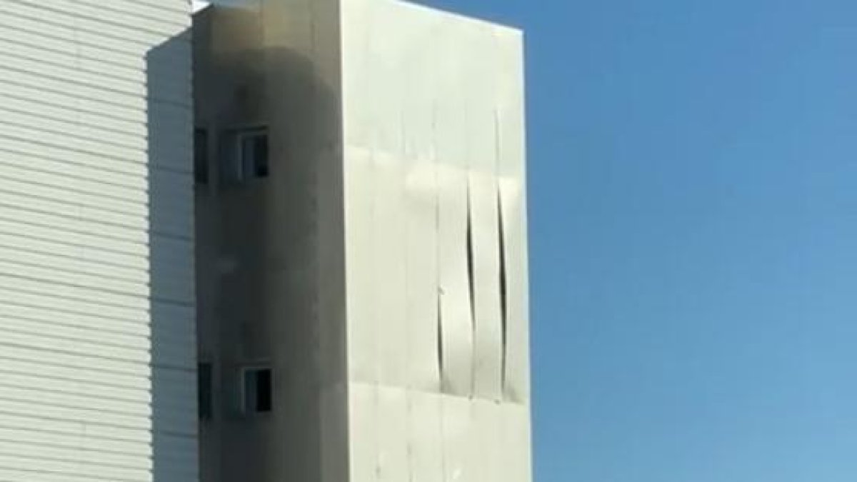 Desperfectos en la fachada del Teatro Auditorio de Roquetas de Mar.