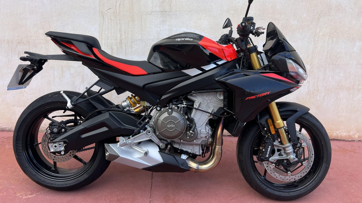 La Aprilia Tuono 660 Factory se posiciona como una de las propuestas más sofisticadas del segmento naked.