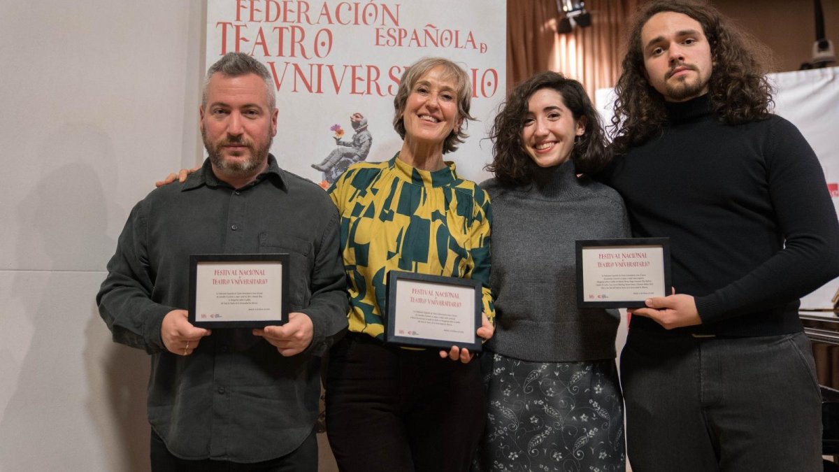 Representantes del Aula de Teatro de la UAL, con los tres galardones para 'Margaritas sobre el asfalto'.