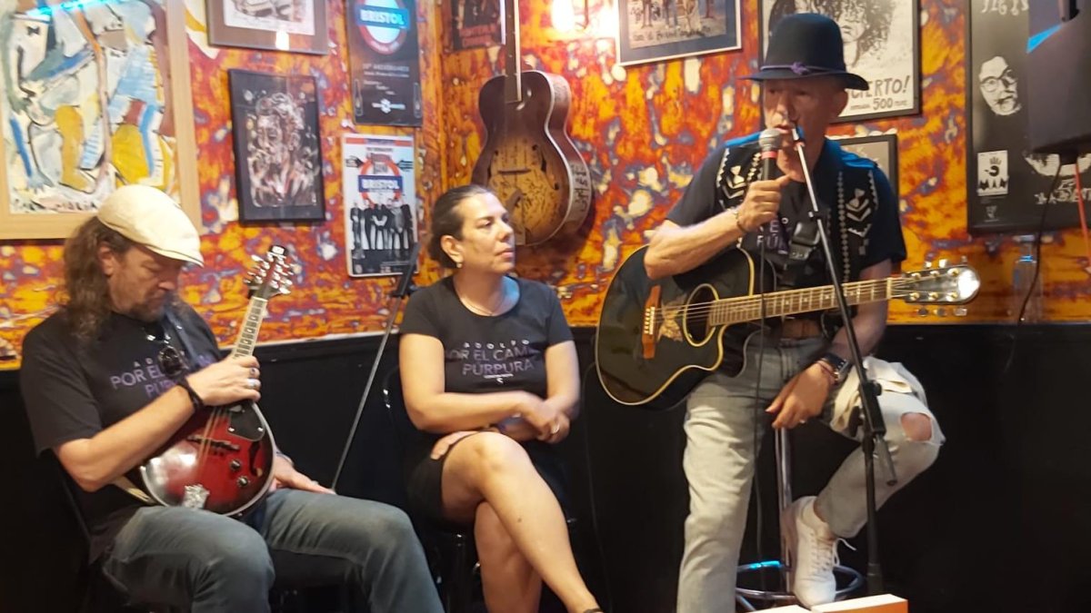 Luis Martín, guitarrista de Los Ronaldos; Concha Moya, autora de 'Adolfo. Por el camino púrpura'; y Adolfo Rodríguez, de Cánovas, Rodrigo, Adolfo y Guzmán.