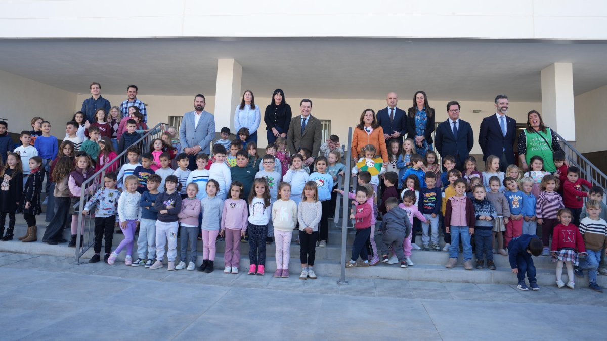 Foto del Presidente de la Junta con alumnos, docentes y autoridades en el CEIP Bahía de Almerimar.