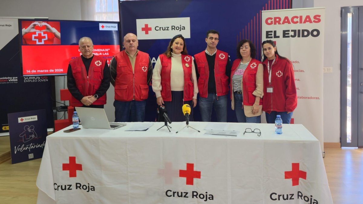 Miembros de la Cruz Roja de El Ejido durante la presentación.
