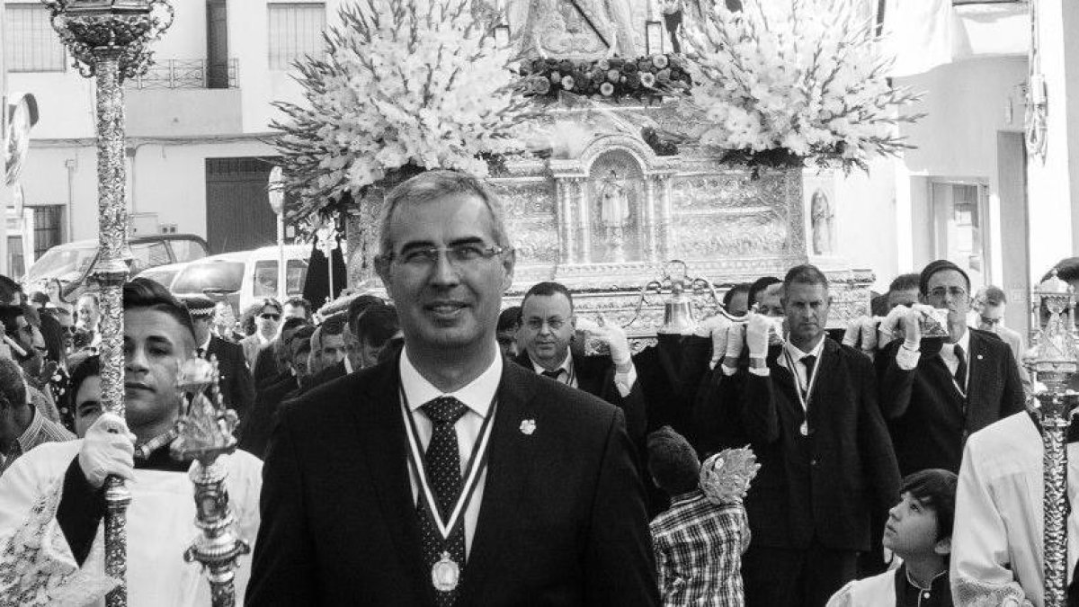 Antonio Campos, con la Virgen de Gádor.