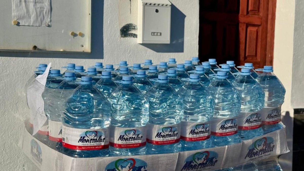 Garrafas de agua en una de las calles de Vícar Pueblo.