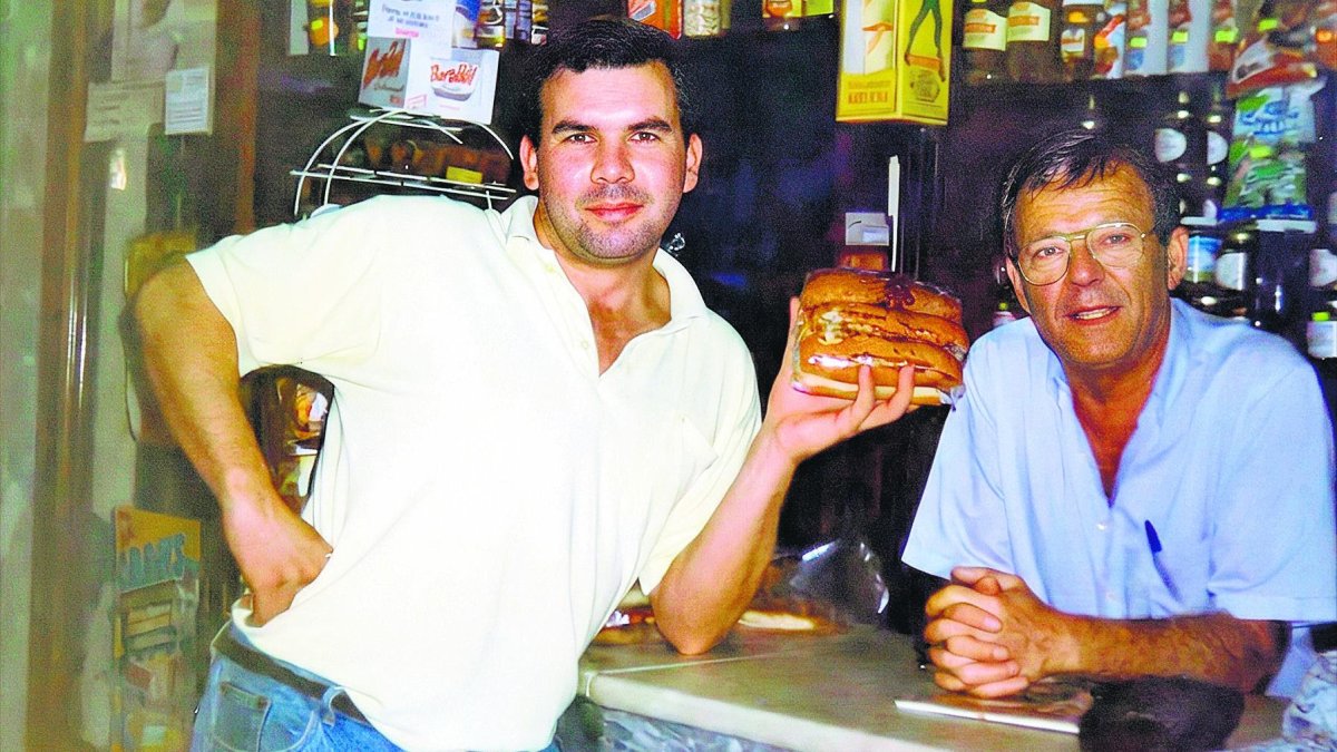 La tienda de ultramarinos de la calle Castelar en los años ochenta. Hoy sigue siendo un ejemplo de lo que fue el pequeño comercio tradicional y familiar.