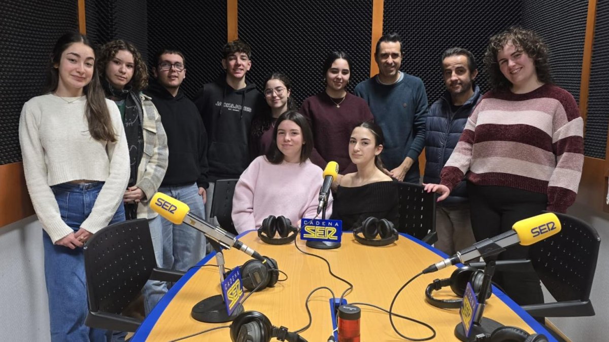Los ganadores del Torneo de Debate en SER Poniente, junto a sus profesores y Fran García.