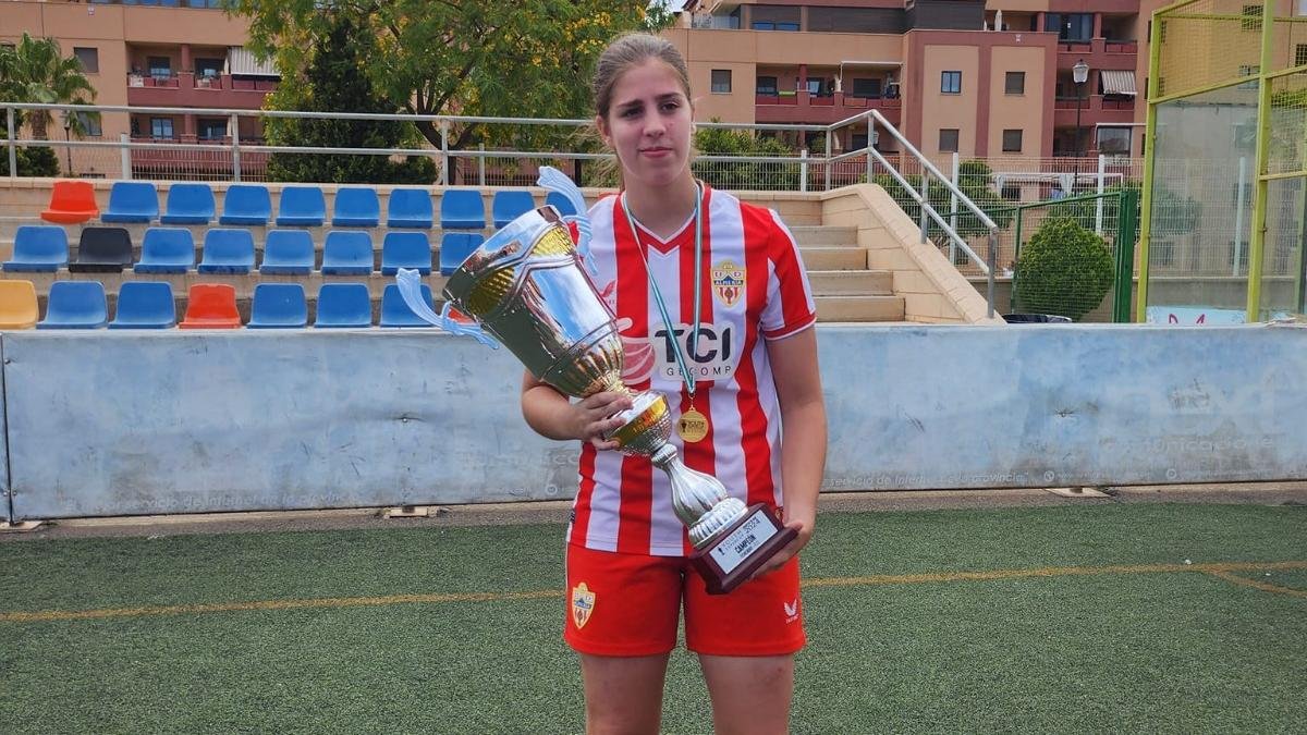 Blanca Plaza exhibiendo un trofeo y una medalla conseguidos con la cantera de la UD Almería..