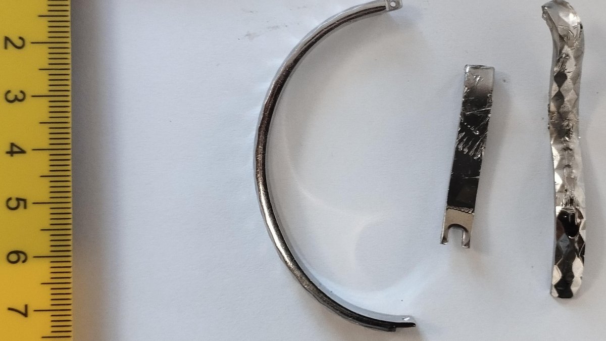 Una de las joyas de oro blanco falsa.