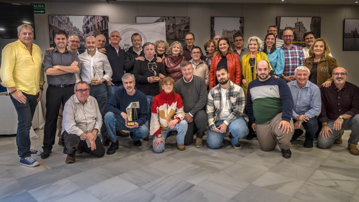 Foto de familia tras la entrega de los galardones del Grupo Indalo Foto.