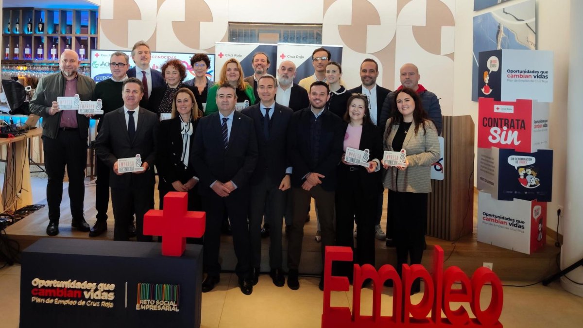 La gerente de SAT Eurosol, Mari Carmen Cano, ha recogido el reconocimiento otorgado por Cruz Roja a empresas de la provincia