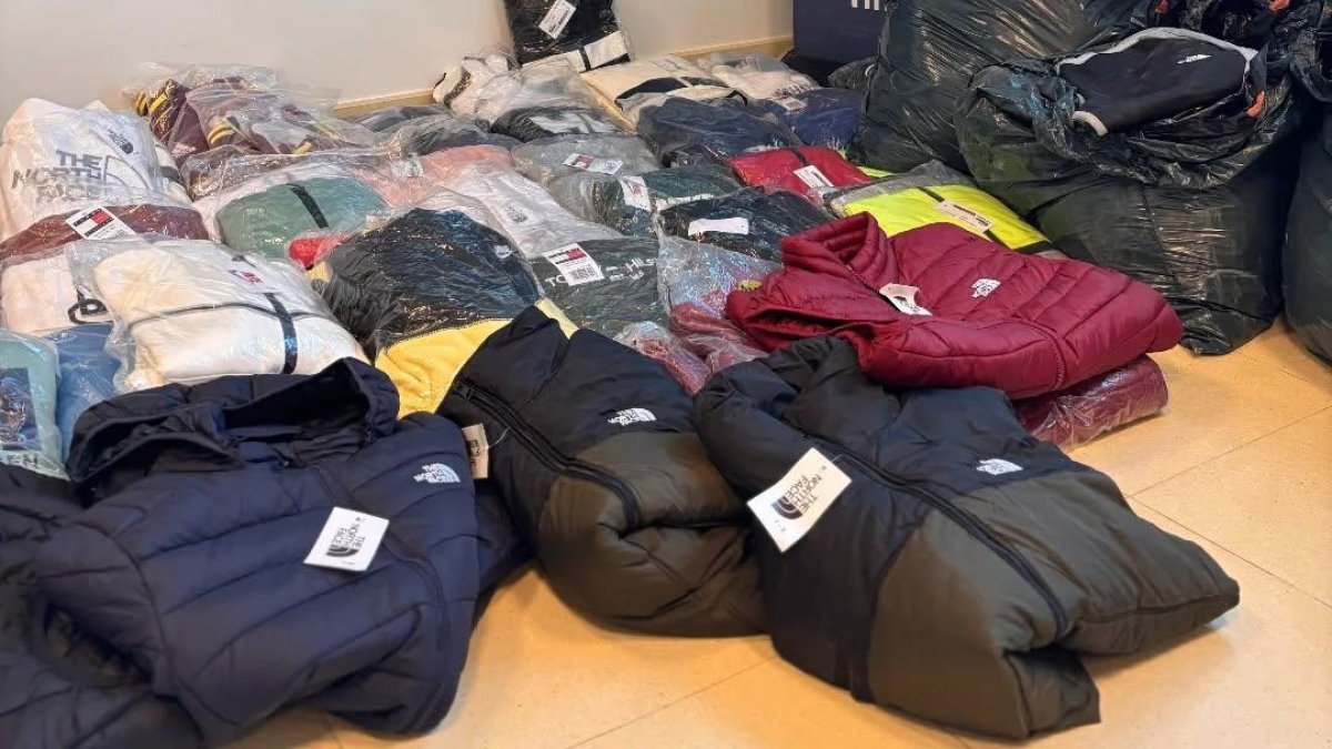 Una parte de la mercancía incautada.