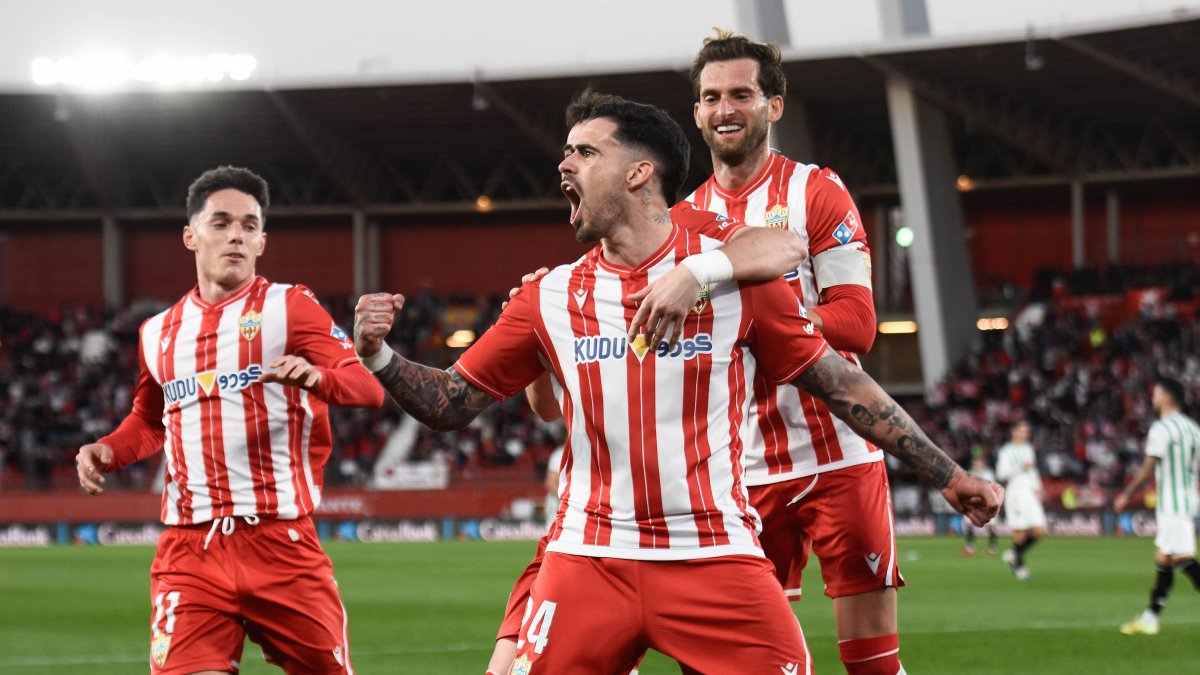 Miguel de la Fuente conseguía el 1-0 en una jugada de auténtico pillo colándose entre Xavi Sintes e Íker Álvarez.