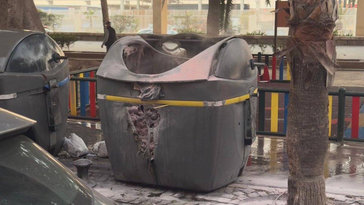 Así ha quedado el contenedor en el que se ha producido el fuego.