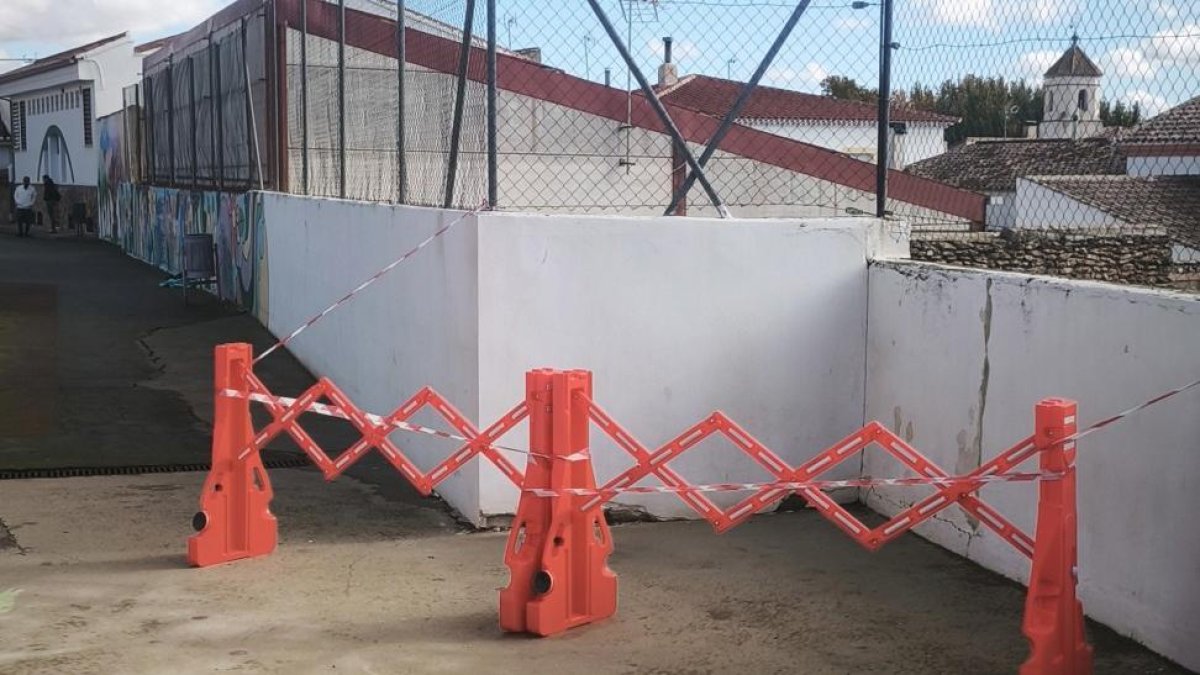 Muro afectado por el temporal en el CEIP Jerónima Reche de Chirivel (Almería).