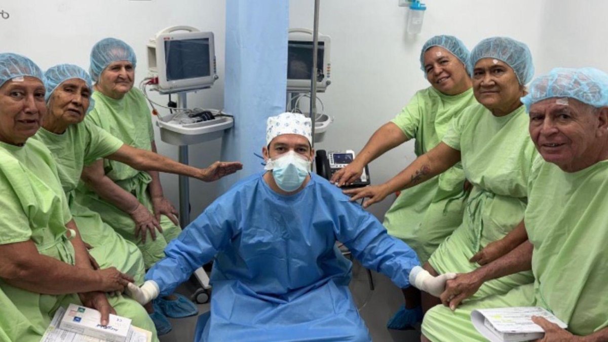 Arropado por sus pacientes en El Salvador