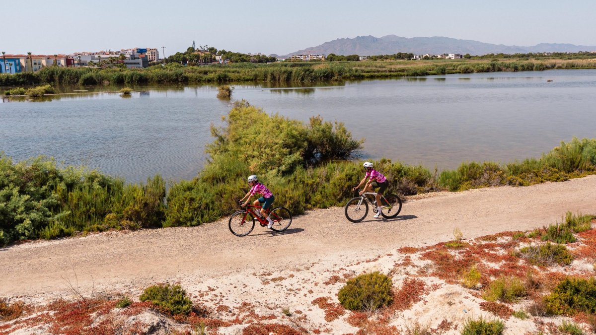 Una de las rutas ciclistas por el Salar de los Canos de Vera.