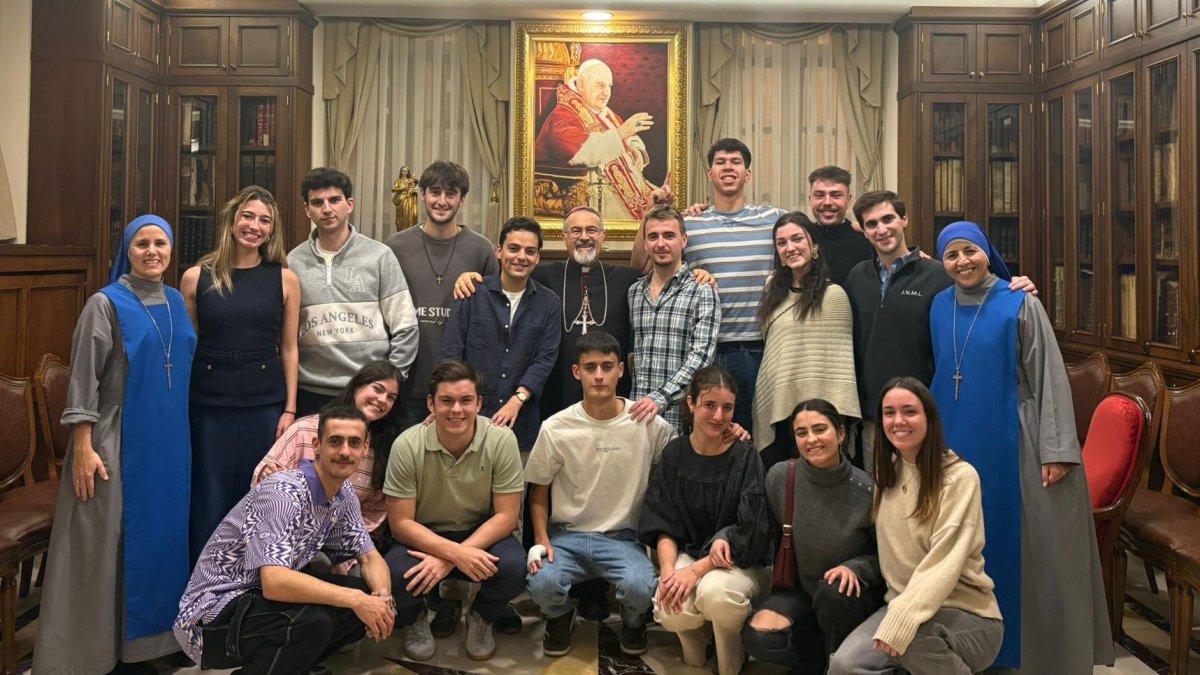 La joven almeriense, acompañada de otros españoles, de visita con el Obispo de Estambul.