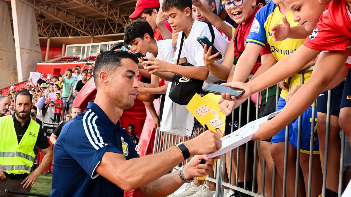 Cristiano Ronaldo (41 años), firmando autógrafos en Almería en una de sus dos visitas con el Al-Nassr, de Arabia Saudí.