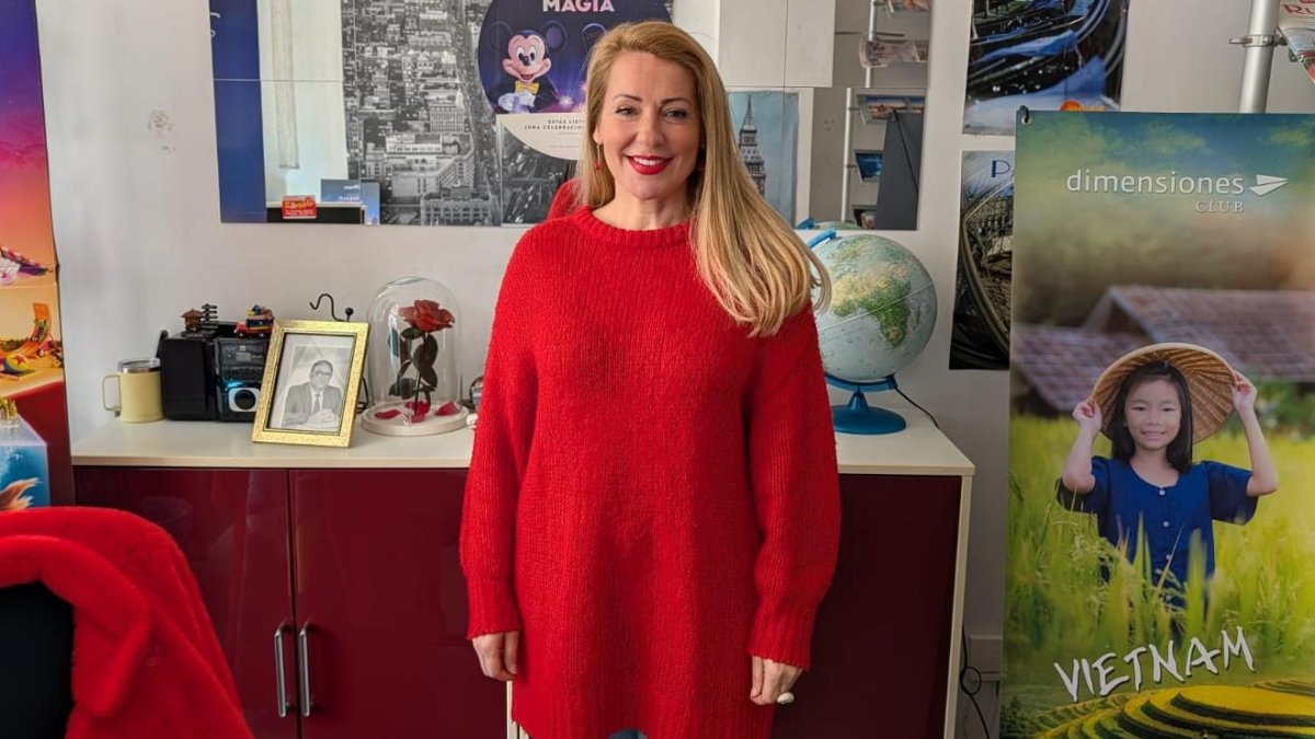 Anabel Gutiérrez desde la oficina de su agencia de viajes: 'Beltours Viajes'.