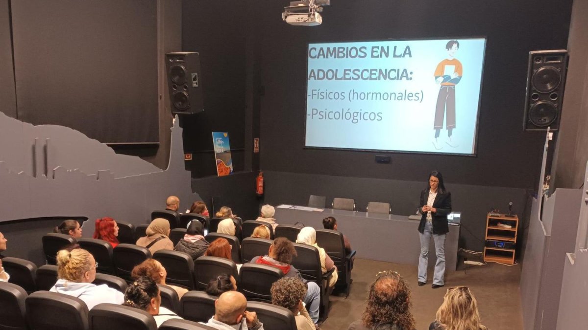 Elisabeth Ruiz impartiendo una de las charlas de la Escuela de Familia de Adra antes del cambio al formato online.