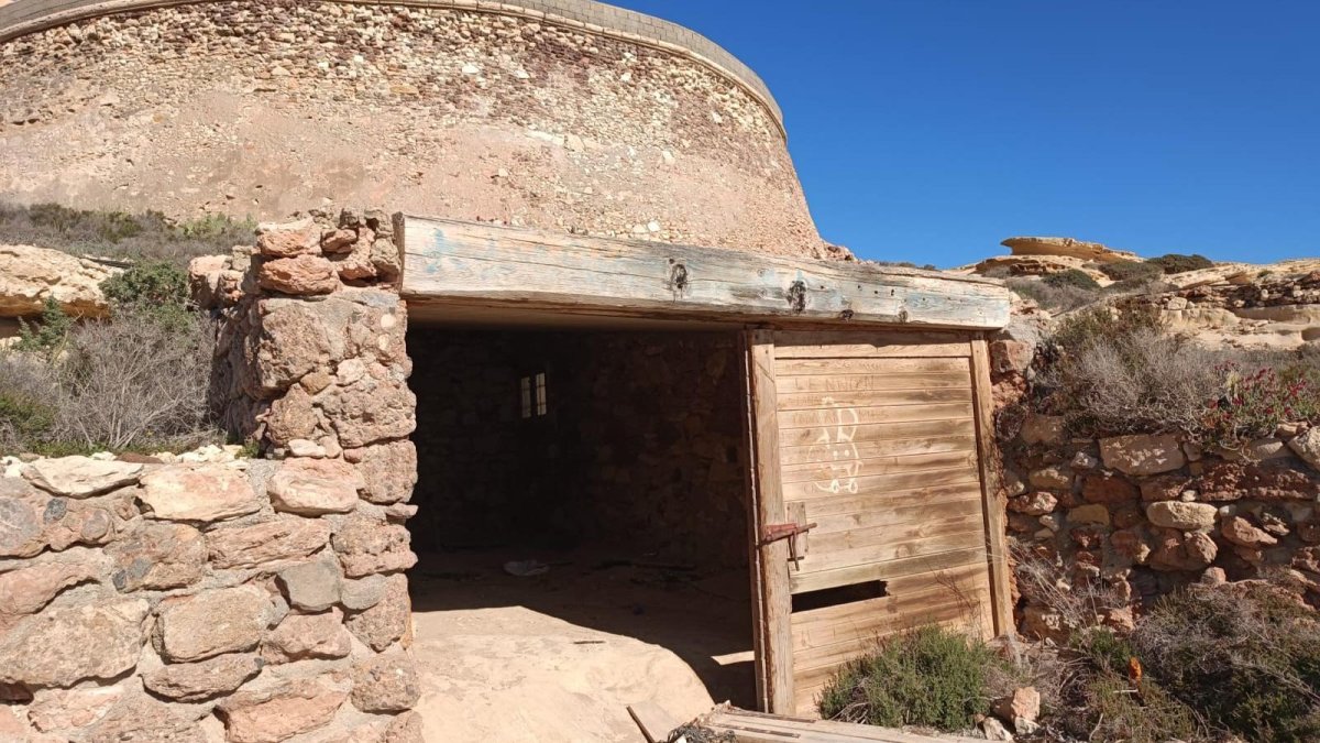 Derribada una de las puertas de acceso al castillo.
