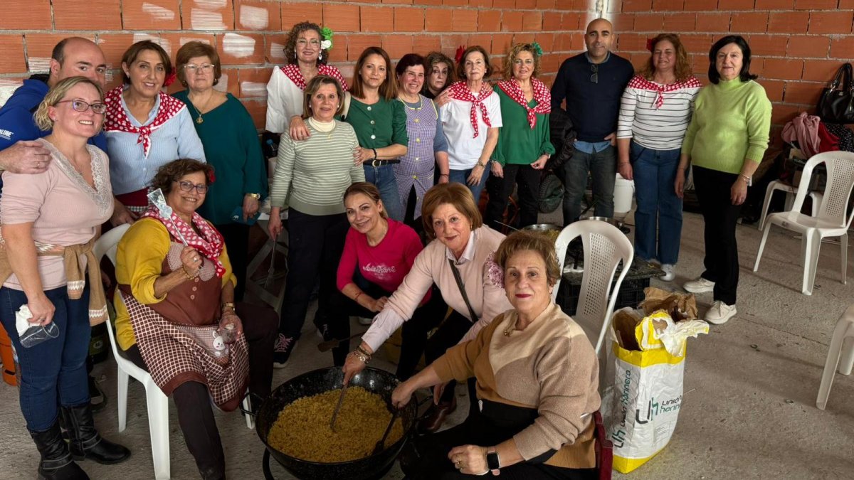 Las mujeres de la Asociación de Fibromialgia con unas migas.