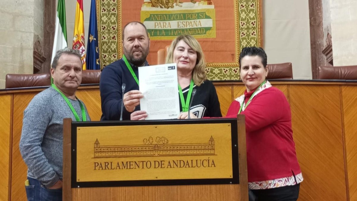 Representantes de CCOO en el Parlamento de Andalucía con la PNL sobre el manipulado hortofrutícola de Almería.