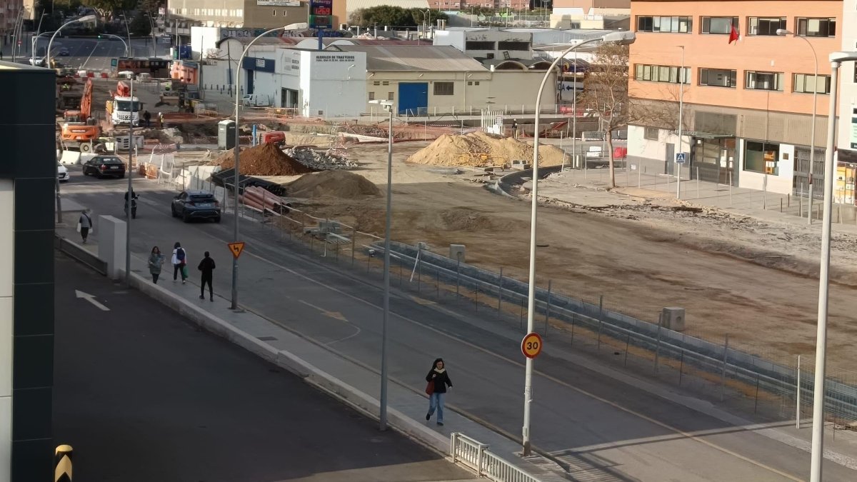 Vista de la zona de la futura rotonda y parte más al sur de la obra en la Avenida del Mediterráneo