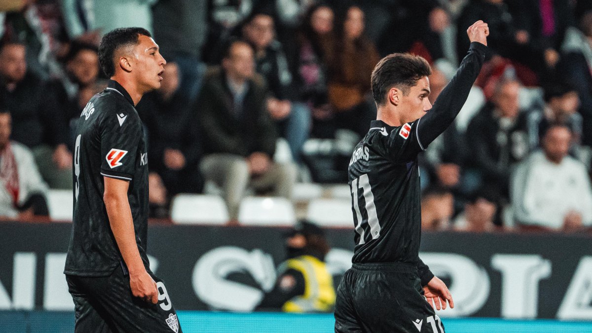 Arribas cerrando el puño después de rescatar un empate para el Almería en el último minuto del descuento.