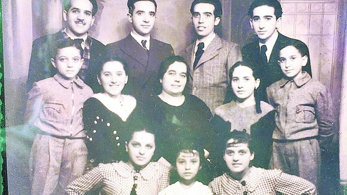 Antonia Giménez Quiles, la viuda de Santiago Frías Somohano, y sus once hijos que durante años regentaron un negocio legendario en Almeria.