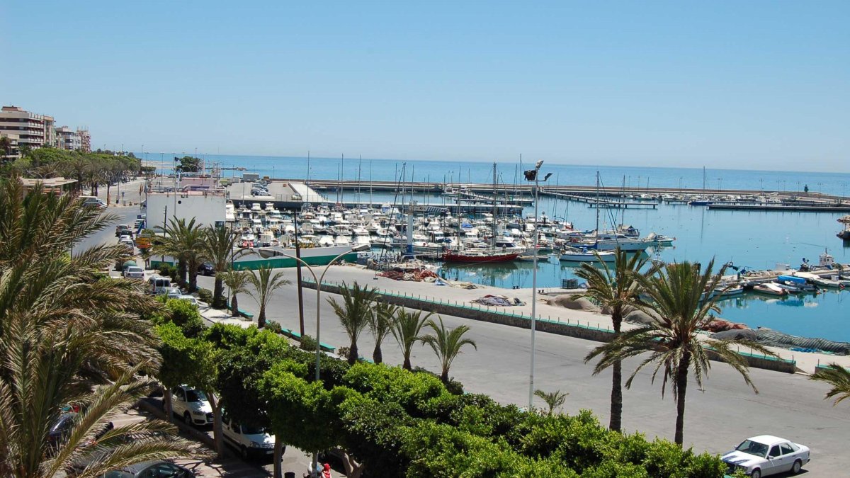 Imagen de archivo del puerto de Adra.