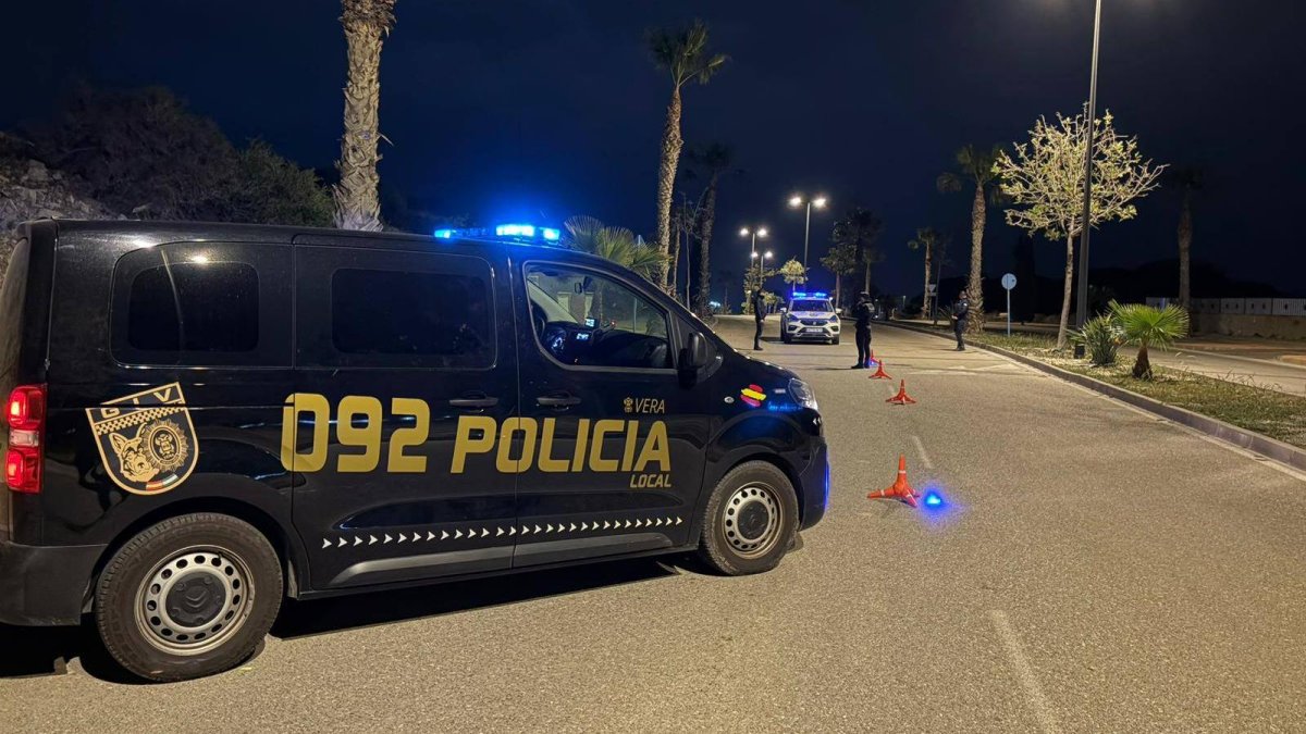 La Policía Local durante uno de sus controles.