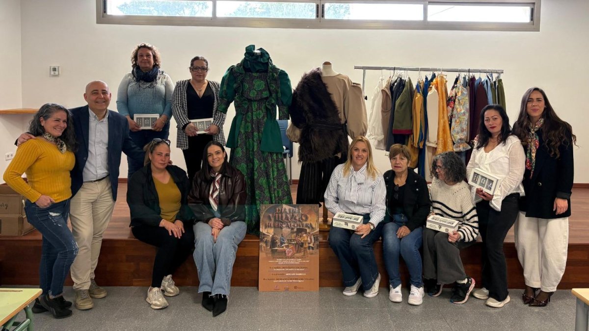 Alumnas del taller con dos de las creaciones que se llevarán en el Día del Villazgo.