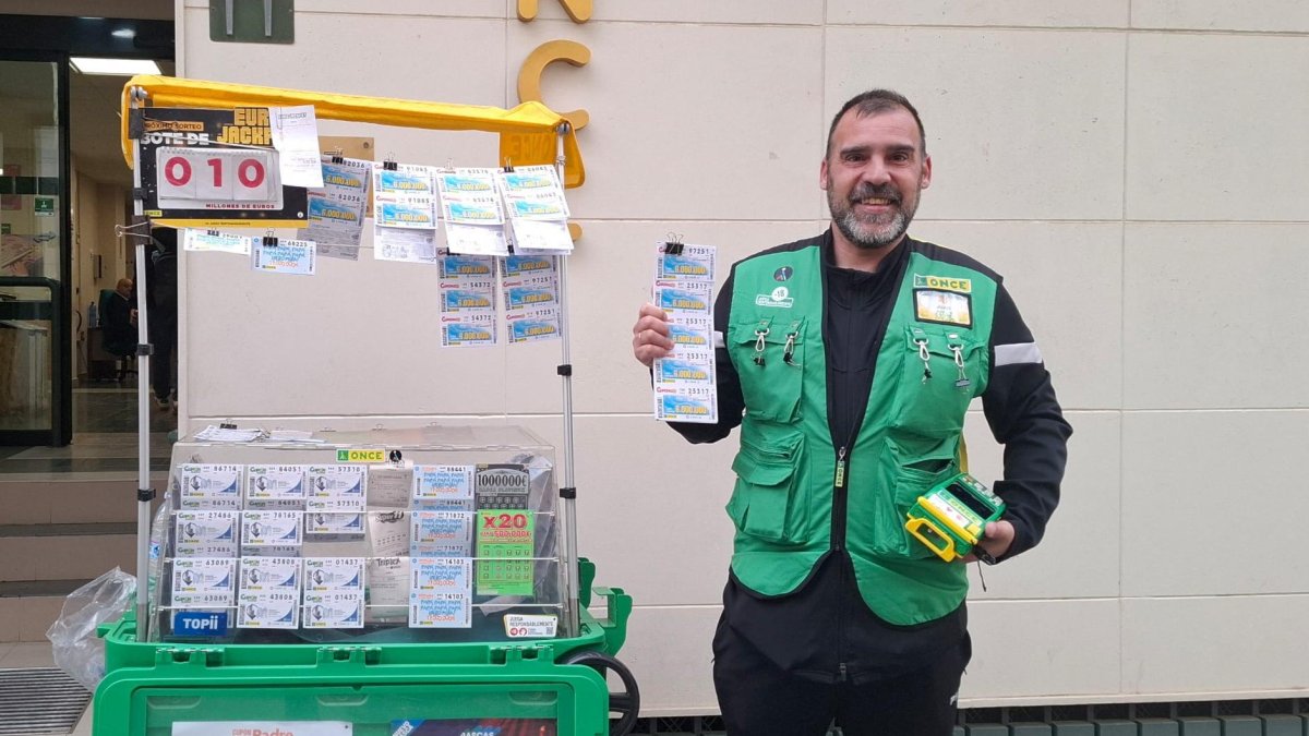 Juan José Ceballos, vendedor de la ONCE, en la calle Reyes Católicas.