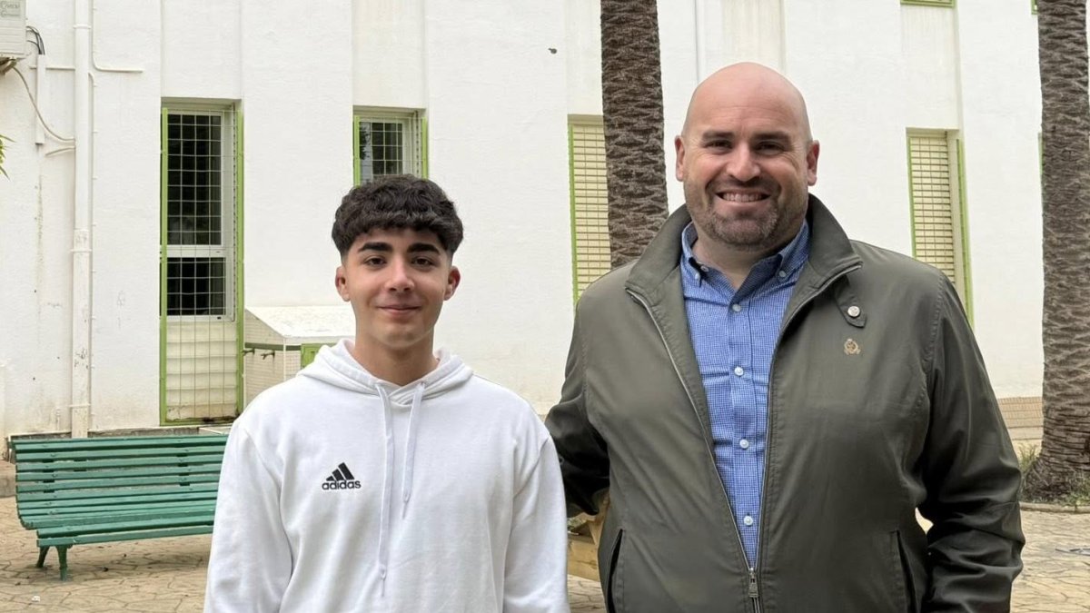 El alumnos de El Palmeral vencedor de la cita provincial junto a su profesor.