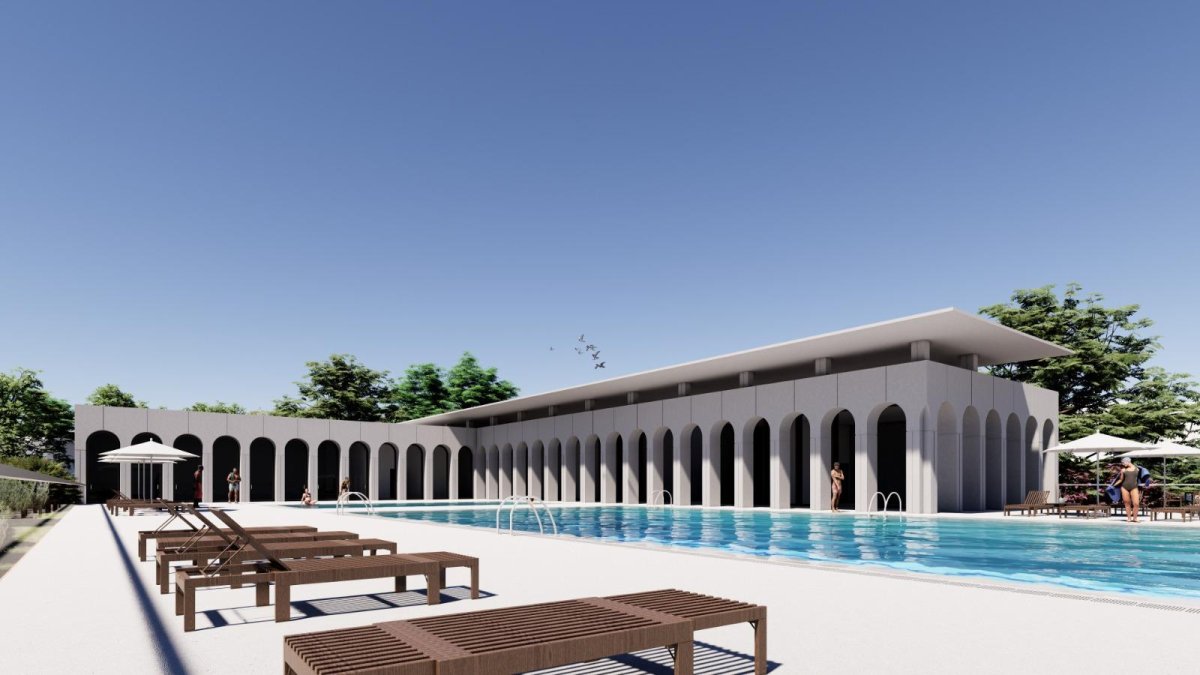 La piscina de agua del mar con estética romana.