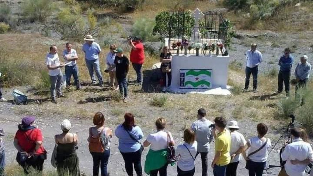 Carlos Bachiller con la familia Mañas y su intervención en la carretera de Gergal, durante el recuerdo anual a las víctimas del caso Almería, en 2017.