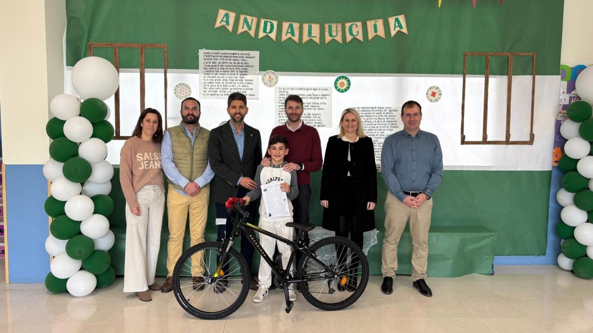 Antonio Moya Valenzuela posa con su nueva bicicleta.