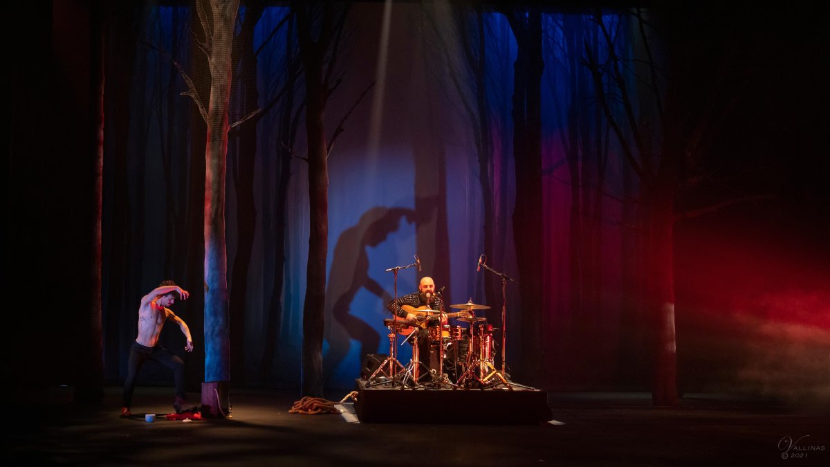 El bailaor Jesús Carmona y el multiinstrumentista granadino Manu Masaedo en ‘Baile de bestias’.