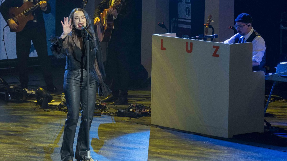 Luz Casal desplegó todo su repertorio en Almería y puso en pie al Auditorio Maestro Padilla.