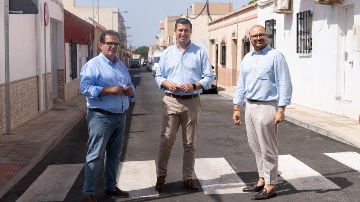 El alcalde de Níjar, José Francisco Garrido, en el Barrio Piqueras.