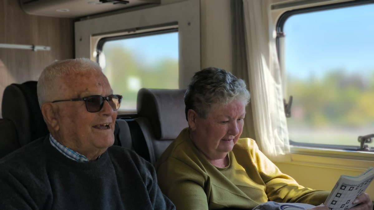 Pepe Cánovas y María Dolores Díaz, en la autocaravana que les llevó a Alemania.