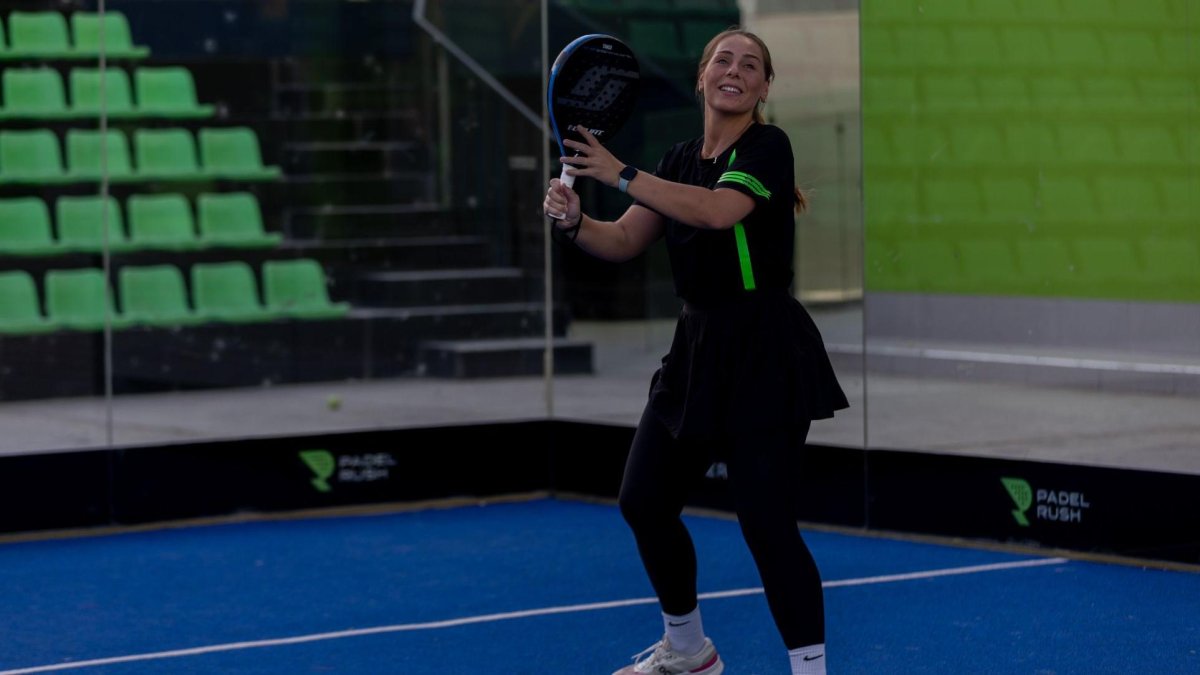 Lourdes García Sánchez es una monitora de pádel de Aguadulce que vive en Arabia Saudí.