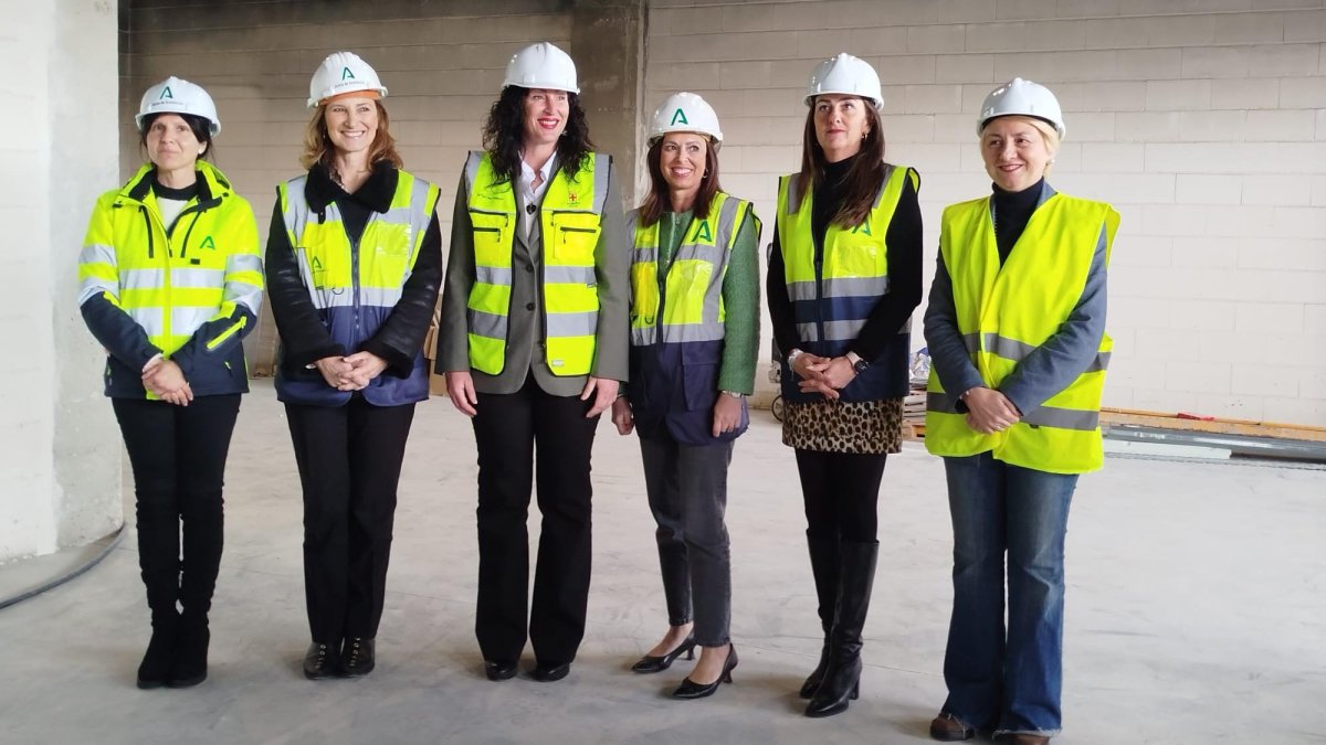 Foto de familia de los representantes municipales y autonómicos en la visita