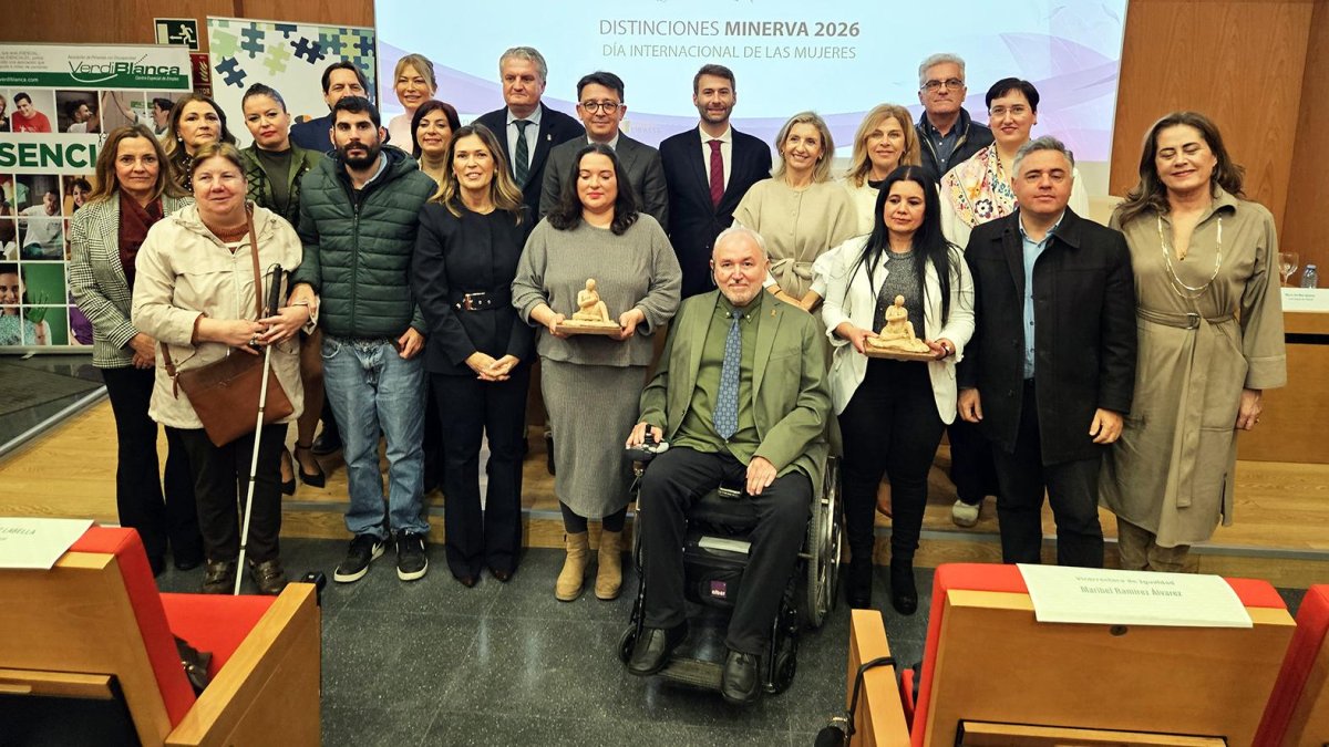 Foto de familia tras las distinciones Minerva 2026.
