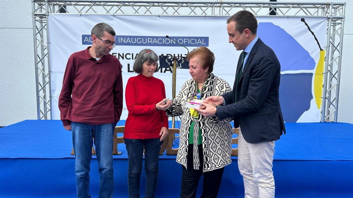 Entrega de las llaves de la residencia en el acto celebrado este miércoles en Vera.